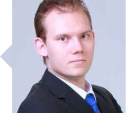Fotografia de perfil de Lucas Fedozzi com traje formal.